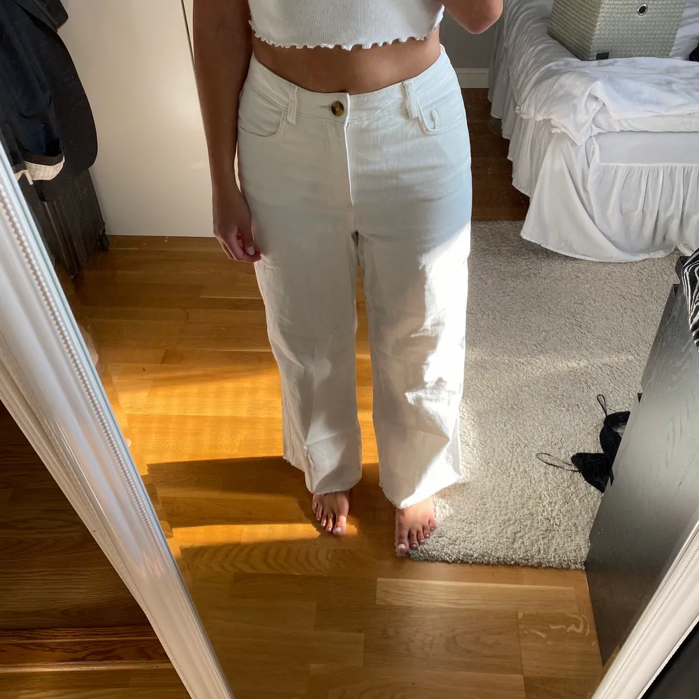Superfina raka jeans från Zara i storlek 36. Vita/off white. Köpta förra året men aldrig använda, endast provade. Väldigt fint skick! Går nästan hela vägen ner på mig som är ca 165 cm.. Jeans & Byxor.