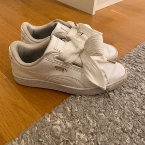 Puma sneakers  - Säljer mina Puma sneakers med jättefint skosnöre. Har inte försökt tvätta skorna så dom kan bli finare. Storlek 38 💘