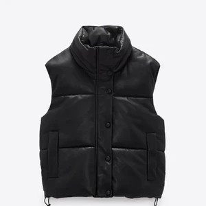 Skinn väst zara - Säljer denna eftertraktade skinn västen ifrån zara, storlek M men sitter mer som en s, och passar även  mig som har xs igentligen. Knappt använd             Nypris 600kr, buda från 300 💖