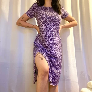 Blommig klänning  - Blommig långklänning från Hm divided, använd endast en gång och i strl M!💜 Slits vid benet och puffärm🥰