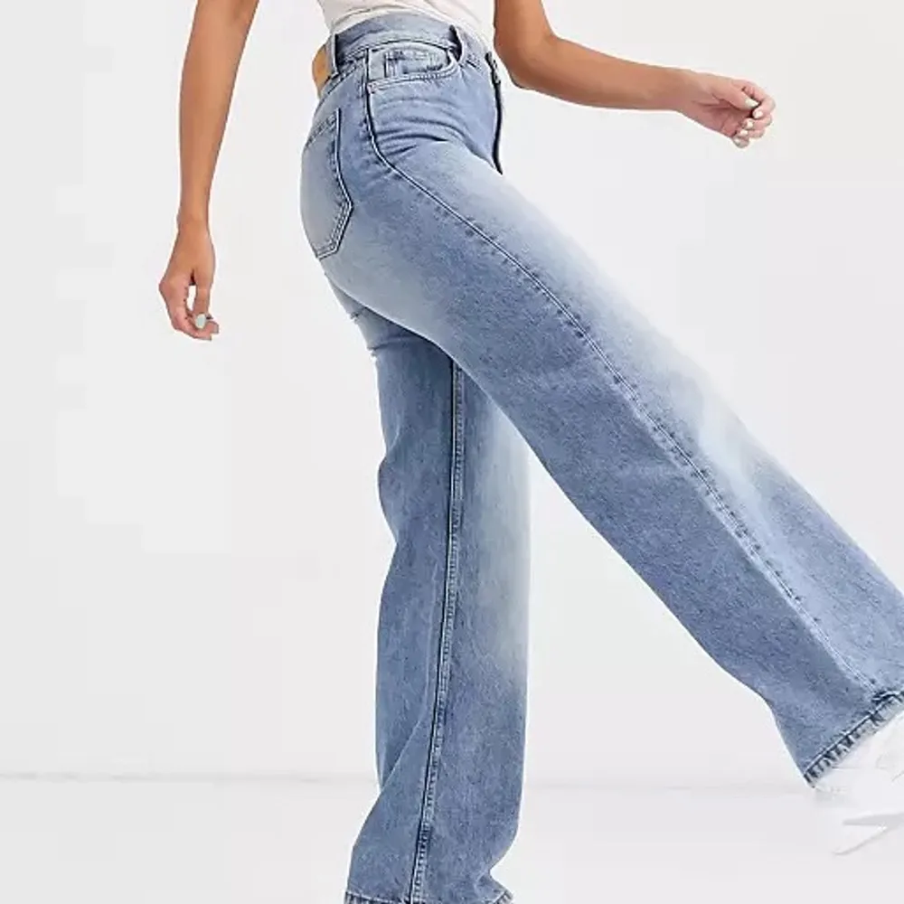 Jeans från monki i modellen Yoko. Lånade bilder eftersom dem är för små för mig. W26 och färgen light blue. (Säljer även i beige, så kika in det!) superfint skick och fantastiskt pris, vill bara bli av med dem🥰 frakt tillkommer och budgivning gäller vid många intresserade . Jeans & Byxor.