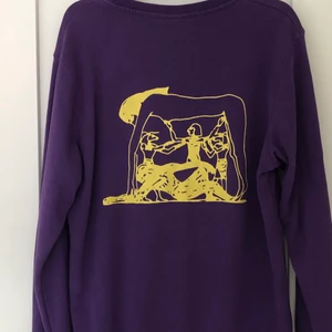 Soulland - Fin tröja från soulland, org pris 399kr säljer för 200kr för att en tråd har lossnat vid kragen men inget som förstör tröjan. Användt ett fåtal ggr. Är i stl L men passar som lite baggy M