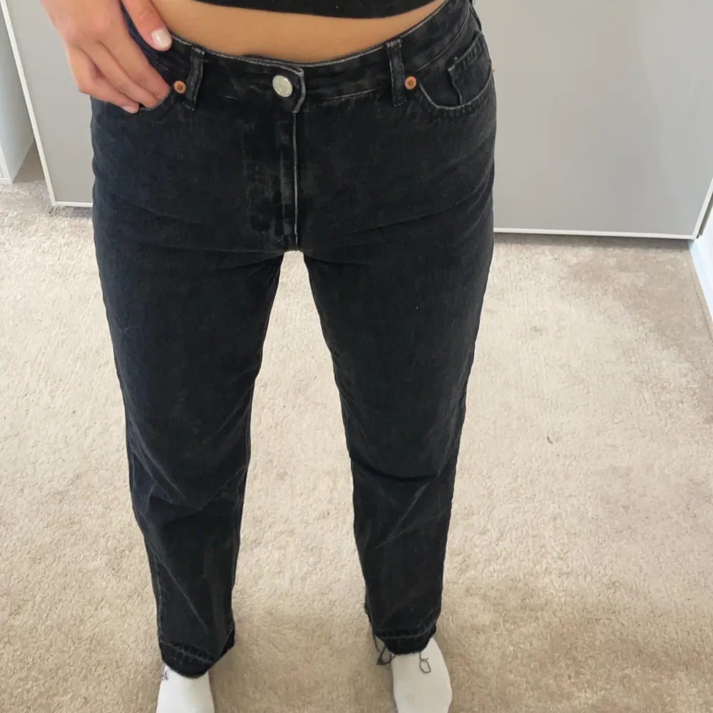 Säljer mina svarta Monki jeans i storlek W:26. Fint skick och använda några gånger. Köpt för 400kr, säljs för 100+frakt😊. Jeans & Byxor.