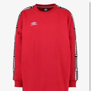 SKITSNYGG mjukisklänning - Umbro klänning. Fint skick, som ny. Säljer ut massor, som är köpt från Zalando. En del har prislapp kvar annat är dock använt någon gång. ALLT ska bort, skriv gärna bud. Säg till om du måste ha bild på något, men allt ser exakt ut som bild