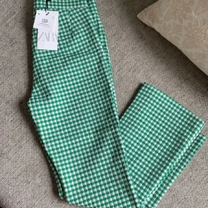 💚 Oanvända byxor från Zara 💚 - Oanvända byxor från Zara 💚 Säljes pga fel storlek 💚 Kan mötas upp i Stockholm utan kostnad ✨