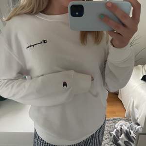 Säljer min vita Champion sweatshirt i storlek M, den kommer inte till användning längre! Säljer för 100kr + frakt🤍🖤