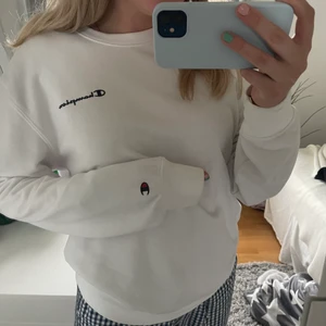 Champion sweatshirt  - Säljer min vita Champion sweatshirt i storlek M, den kommer inte till användning längre! Säljer för 100kr + frakt🤍🖤