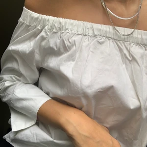 Zara skjorta - Offshoulder skjorta | bra skick | köparen står för frakt 🤍