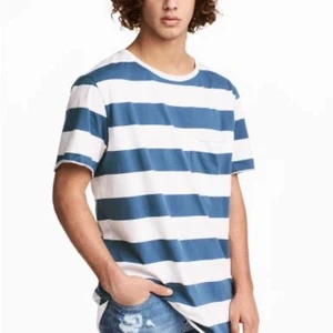 Blå-vit randig t shirt - Storlek 170 small, organiskt bomull. Använt väldigt få gånger.