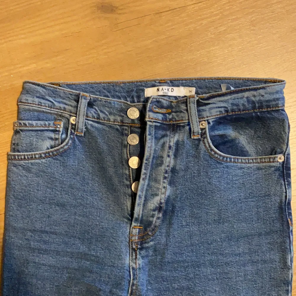 Blåa High waist jeans från nakd i strl 34, passar dock 36 och till och med 38 då dom är väldigt stretchiga! Använda men fortfarande väldigt bra skick, säljer pga att jag har liknande och dessa inte kommer till användning❤️ skriv om ni vill ha fler bilder eller har frågor! . Jeans & Byxor.