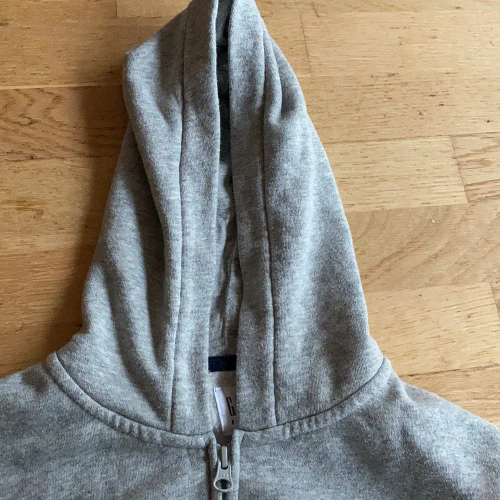 En mycket fin, hoodie med dragkedja och luva för de kalla nätterna. Large hoodie med bra passform.. Hoodies.