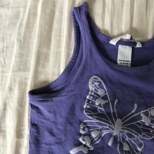 Baby tee linne - Linne köpt på barnavdelningen. Det är litet men sitter fint på, jag med kupa 75D har kunnat ha detta utan några problem:) köparen står för frakt💜