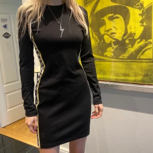 Svart klänning  - Klänning från H&M, använd 1 gång 