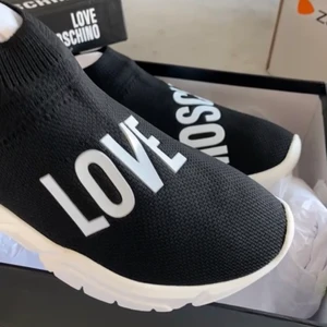 Moshino skor - Säljer mina moshino skor, box medföljer! Storlek 37 (lite små). Använt dem ett fåtal gånger men annars inget fel på dem! Nypris 1800. Mitt pris 1300. Kan diskuteras vid snabb affär!