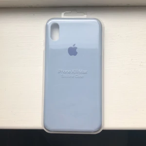 iPhone xs Max skal blå  - Säljer detta skal igen då köpare ångrade sig. Köpte skalet på sellpy för 175kr och vet inte om det är äkta eller inte. Skalet är till en iPhone xs Max 200kr och då är frakten redan inräknad. Det är bara att höra av sig om man vill ha fler bilder eller om man har frågor.😊