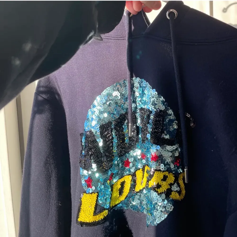 Säljer denna as coola mörkblå Sandro hoodie med texten ”world lovers”. Den är lite nopprig men annars i fint skick! Oklart vilken storlek men passar mig som är S. Nypris är runt 2000kr, köparen står för frakten💕 . Hoodies.