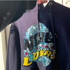 Säljer denna as coola mörkblå Sandro hoodie med texten ”world lovers”. Den är lite nopprig men annars i fint skick! Oklart vilken storlek men passar mig som är S. Nypris är runt 2000kr, köparen står för frakten💕 