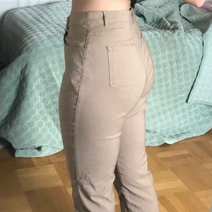 Beigea byxor  - Stretchigt material. Beige. Långa i benen så rekommenderar någon som är över 170cm. 