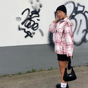 Rutig höstkappa - En rosa rutig kappa, perfekt nu till hösten. Helt oanvänd. 