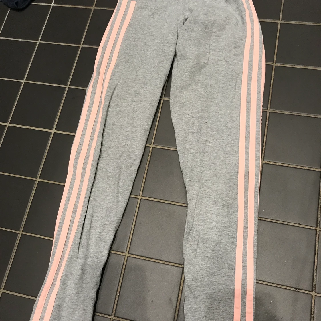 Rosa,gråa Adidasbyxor  - 90