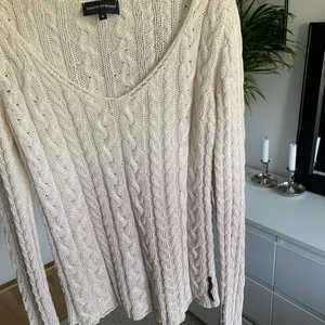 Stickad tröja - Stickad tröja från Marc O’Polo. Den är beige längst ner och går över i vitt längst upp. Jättefint skick. Storlek S men kan passa XS-M. Möts helst upp i göteborg men kan skicka också 🦋 