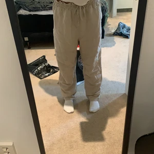 Linnebyxor beiga strl S - Fina linnebyxor från kaphall i väldigt bra skick. Säljer pågrund av att dem inte har kommit till användning. 140 kr inklusive frakt, pris kan diskuteras 