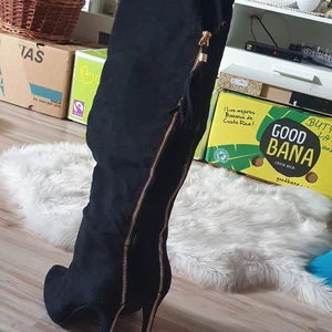 Nya klackskor - Helt nya svarta klackskor i storlek 37. Alldrig använda för d va för små. Men verkligen jätte fina!! Köpte de för 600kr i deichmann