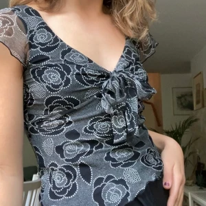 Knytblus - Superfin blus med band att knyta fram. Fina vågiga ärmslut och v-ringning🌷🌼🌸🌺