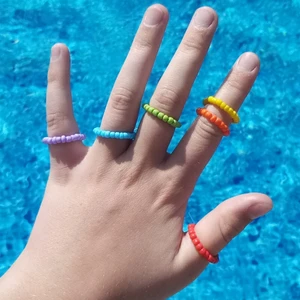 Armband - alla ringar är olika stora men gjorda av elastisk tråd. Dom är hemmagjorda och fina. Frakten går på 11 kr