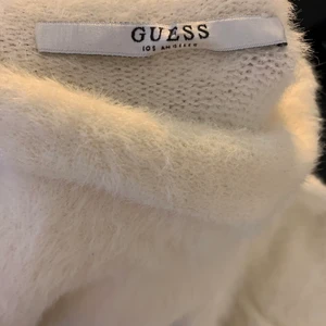 Guess tjocktröja - Guess tjocktröja i skönt material som ej sticks. Storlek xs