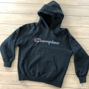 Champion Hood Vintage 90-tal S - Snygg svart Champion hood stl S. Äkta vintage köpt på 90-talet. Lite noppig men fin! Budgivning!