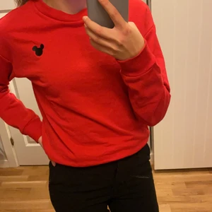 Röd Sweatshirt - Super söt röd sweatshirt med micky mouse logga på i svart broderi från hm💛