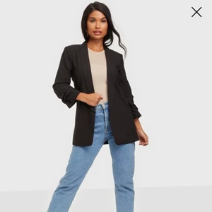 Blazer - Svart blazer från Nelly. Köpt för 499kr. Storlek M. Aldrig använd, endast testad. Skriv för mer information eller bilder☺️