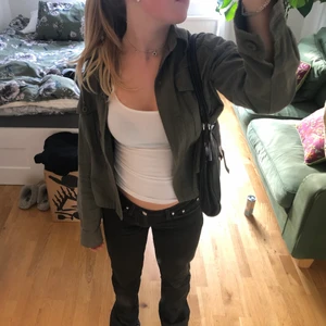 Grön jeansjacka  - Jätte fin höstjackan i stl 38. Nästan helt oanvänd och i mycket fint skick. 