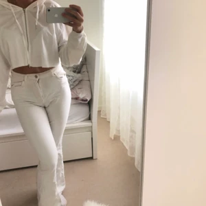 Croppad hoodie  - En helt oanvänd vit croppad hoodie i storlek S. 