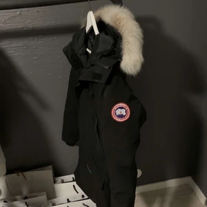 Canada goose jacka - Modell langford herr, äkta köpt från johnells. Passar både till tjej och kille men är en killjacka, går att spänna in vid midjan. Passar en xs-m men är S kan skicka fler bilder