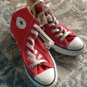 Röda converse - Säljer mitt andra par av röda coneverse:)Säljer dem pga att dem är lite för små för mig💗