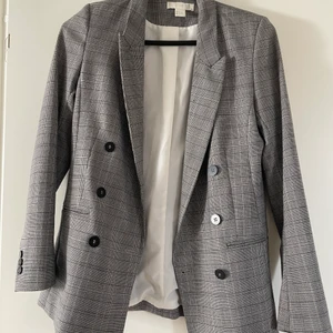 HM Blazer  - Blazer från HM. Storlek 34. Utgångspris: 50kr. Buda i kommentarerna.