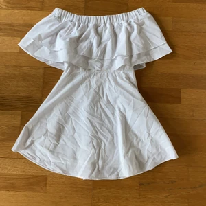 Drömmigt klänning - Drömmig klänning frånmissgudied. Passar fint till ex skolavslutning eller studien. Inga defekter