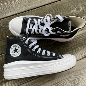 Svarta höga plateau Converse strl: 37,5 - Svarta höga Converse med hög sula 🖤 Mycket bra skick och endast använda två gånger! 