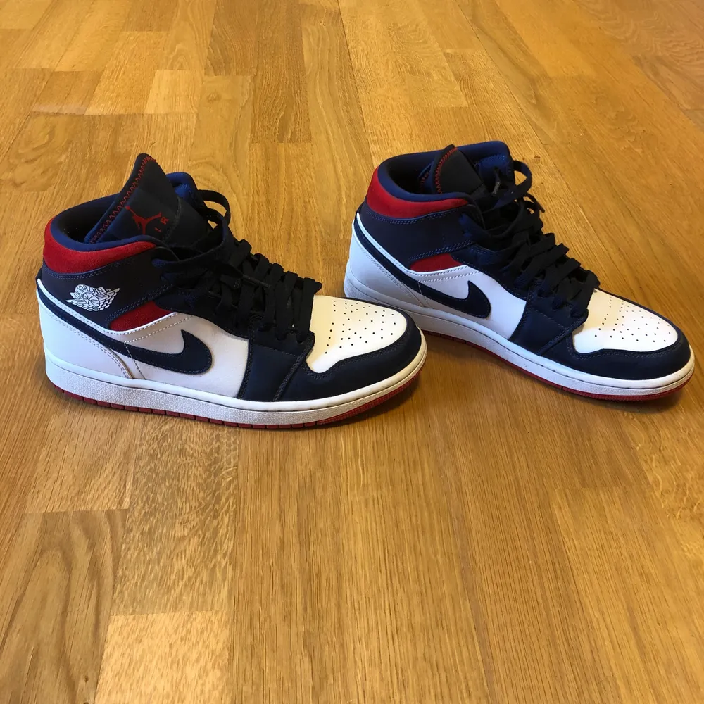 Snygga o knappt använda jordan 1! De är storlek 39,5. Inte slitna alls💕 priset kan diskuteras men kommer bara säja om jag får ett bra bud (högsta bud är 1500kr). Skor.