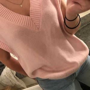 Stickad rosa väst - En stickad väst från Bikbok. Använd 1 gång. Nypris 400 kr. Köparen står för frakten ☺️