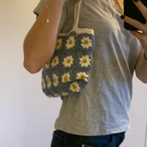 Virkad väska - Säljer denna virkade väska med blommor på!☺️ Jag har virkat väskan själv och är i nyskick🤩 Kom privat om du har några frågor🌸