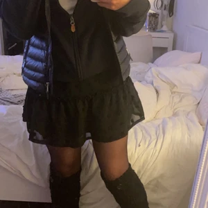 Svart kjol - svart prickig kjol från shein, kommer inte till använding längre