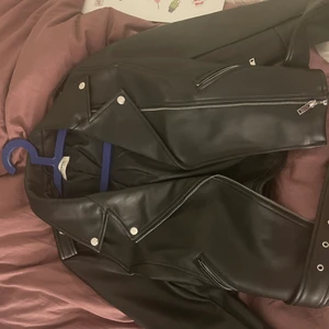 Skinnjacka  - Säljer min skinnjacka i storlek 40. Säljer den pågrund av att den inte hade önskad passform. Skulle rekommendera xs-s om man vill ha den mer oversize, men passar även M, men skulle inte säga att den sitter lika pösigt då. Beror nog på hur stor byst man har. Använd 3-4 gånger max och inköpt i höstas 