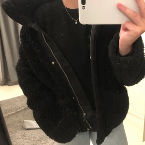 Svart teddyjacka  - Teddyjacka i strl S. Slutat använda. Köparen står för frakten ☺️