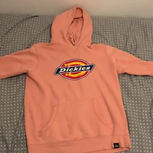 Dickies Hoodie - Säljer pga växt ur den. Trycket är lite sprucket annars fin. Har nå små fläckar men inget som syns.