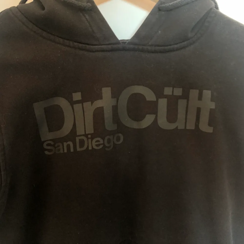 Fin och fräsch helsvart äkta dirtcult hoodie, som NY! Är öppen med olika priser. Hoodies.