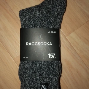 Raggsocka - Helt nya raggsockar från lager157, skitsnygga till hösten, sköna, varma, praktiska, men som sagt även snygga att dra upp lite högre, eller ”skrynkla” dem nertill. Säljes för jag har för många.✨