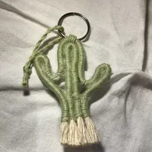 Nyhet! Här fram över kommer jag att börja selja hemmagjorda nyckelringar! Den här nyckelringen är en fin kaktus.🌵 den kostar 50kr. PS dom tar ungefär en timme att göra. Hoppas att ni gillar den🥰🌵